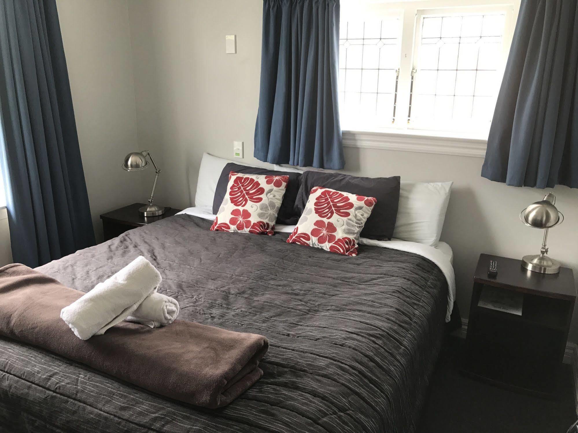 Haka House Christchurch Exterior foto A bedroom at the hotel